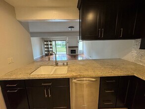 21555 Burbank Blvd in Los Angeles, CA - Building Photo - Building Photo