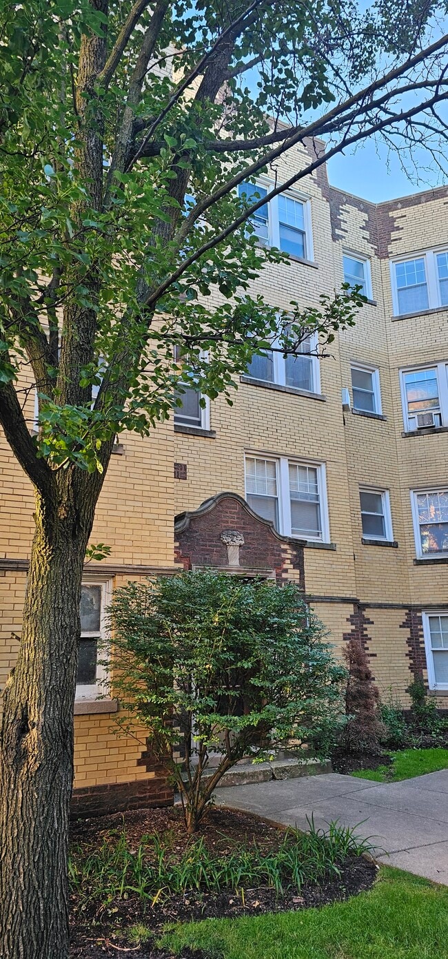 4410 N Rockwell St, Unit 4410-1