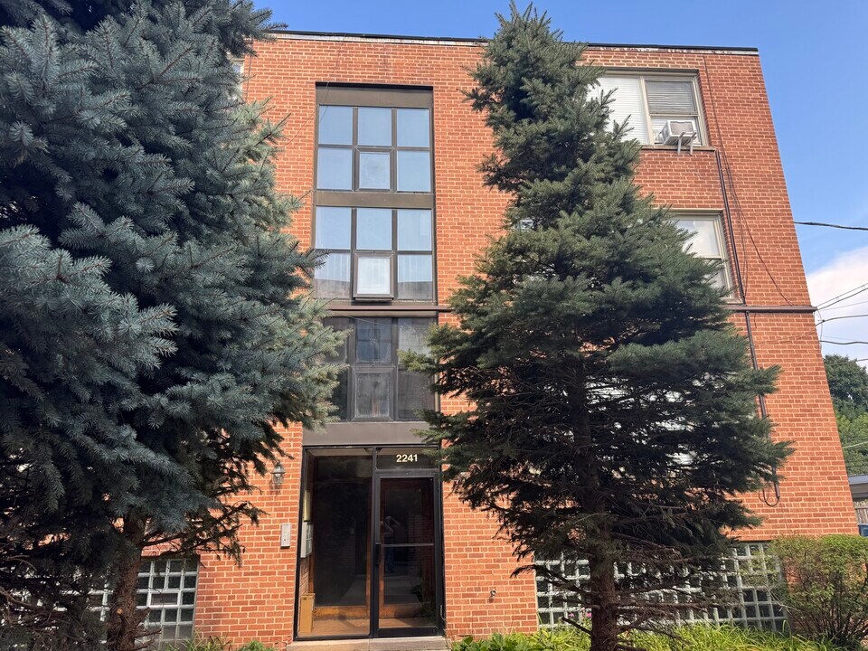 2241 W Farwell Ave in Chicago, IL - Foto de edificio