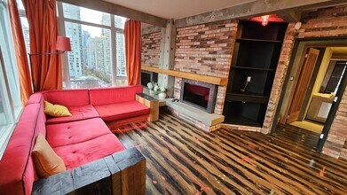 480 Robson St in Vancouver, BC - Building Photo - Building Photo