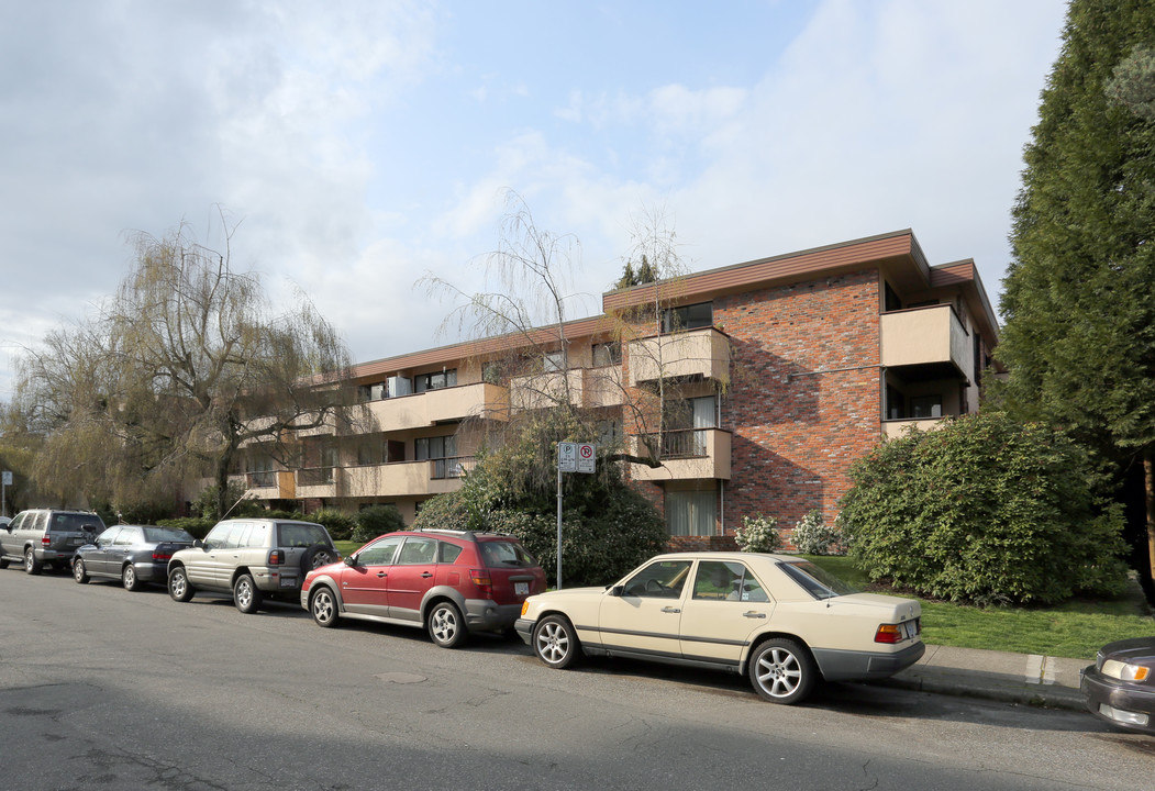 1075 W 14th Ave in Vancouver, BC - Building Photo