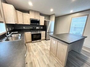 29810 W Essex Ct in New Baltimore, MI - Foto de edificio - Building Photo