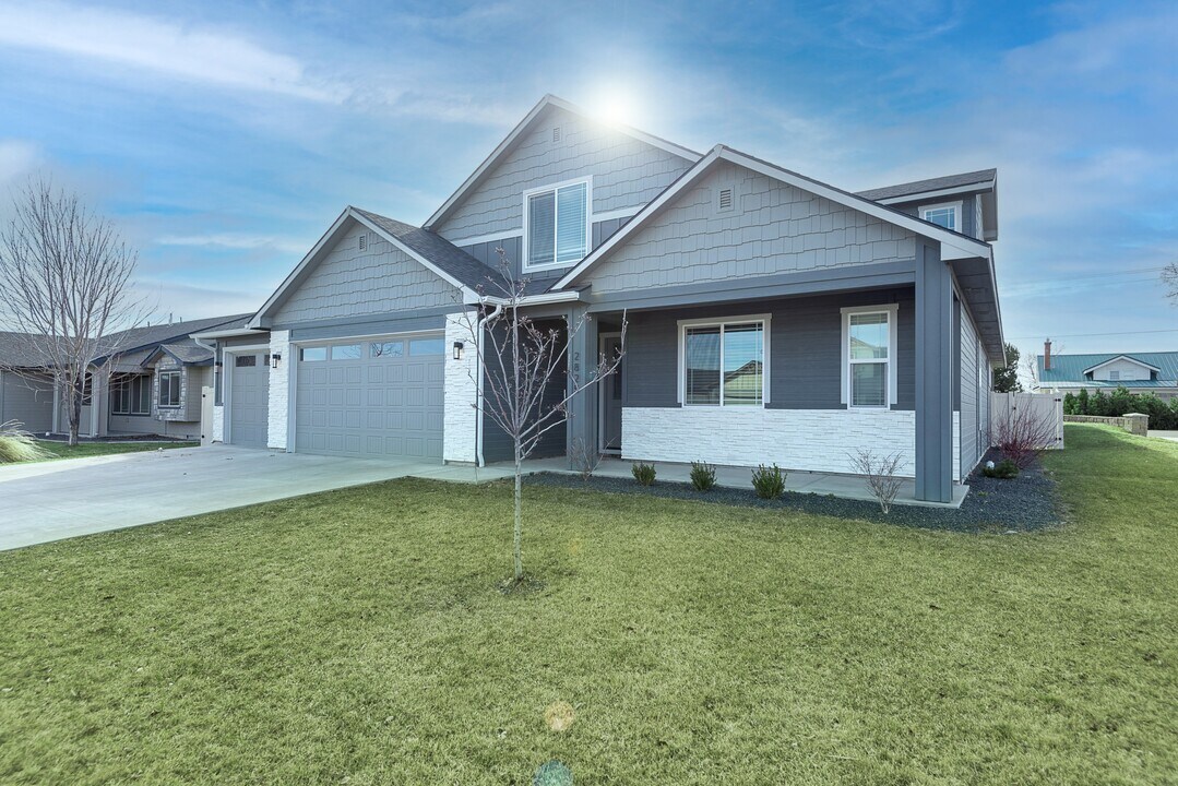 2825 Dogwood Ave in Fruitland, ID - Building Photo