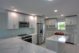 306 Island Cir in Siesta Key, FL - Foto de edificio - Building Photo