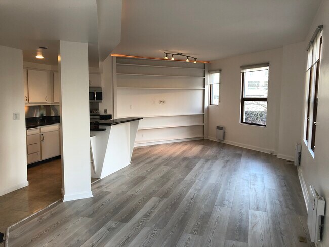 2700 4th Ave, Unit 406 in Seattle, WA - Building Photo - Building Photo