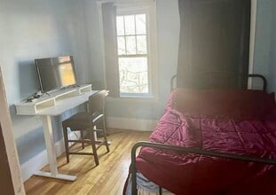 996 Pleasant St in Worcester, MA - Building Photo - Building Photo