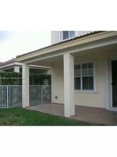 1689 Winterberry Ln in Weston, FL - Building Photo - Building Photo