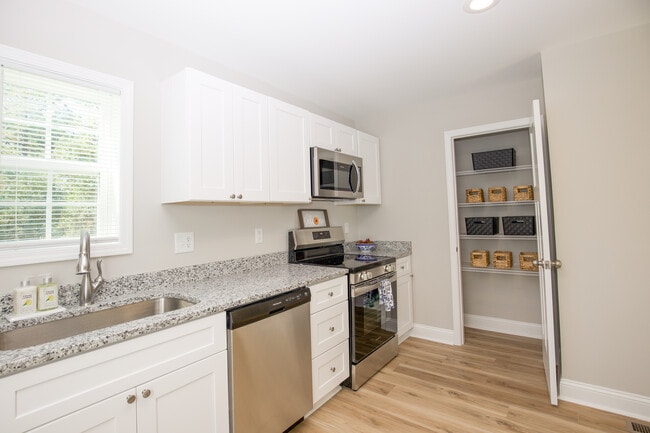 470 S Glover St in Southern Pines, NC - Foto de edificio - Building Photo