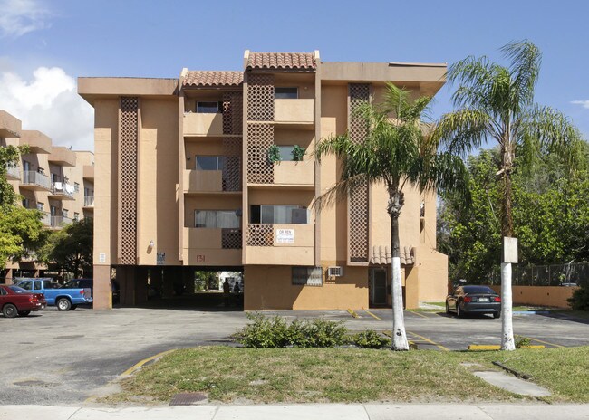1311 NE 125th St in North Miami, FL - Building Photo - Building Photo