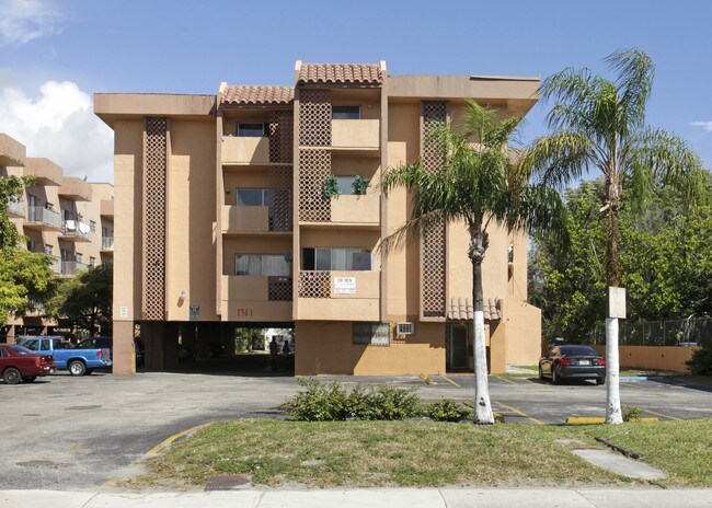 1311 NE 125th St in North Miami, FL - Foto de edificio - Building Photo