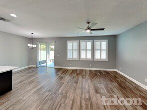 1842 Castleton Dr in St. Cloud, FL - Foto de edificio - Building Photo
