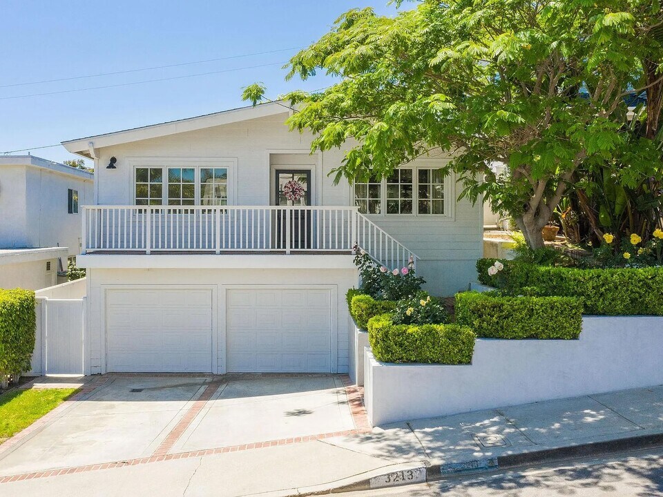 3213 Walnut Ave in Manhattan Beach, CA - Building Photo