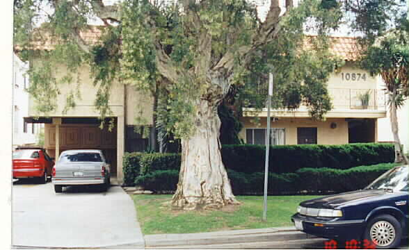 10874 Rose Ave in Los Angeles, CA - Foto de edificio