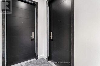 488 University Ave in Toronto, ON - Building Photo - Building Photo