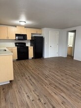 8792 Umatilla St NE in Salem, OR - Foto de edificio - Building Photo