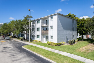 Sunset Bay Apartments in Miami, FL - Building Photo - Building Photo