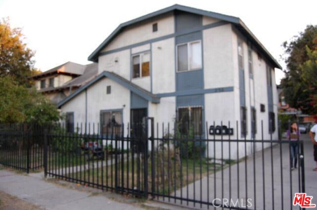236 E 29th St in Los Angeles, CA - Building Photo