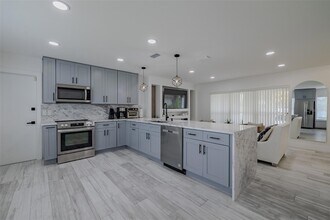 23700 Lake Hills Dr in Lutz, FL - Building Photo - Building Photo