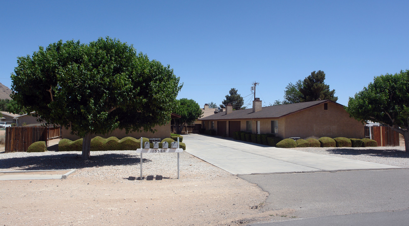 15584 Tonekai Rd in Apple Valley, CA - Foto de edificio