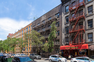 319 W 54th St in New York, NY - Building Photo - Building Photo