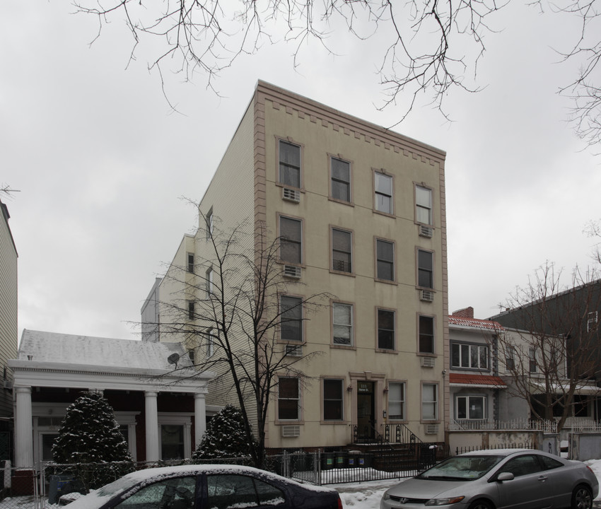 111 Huron St in Brooklyn, NY - Building Photo