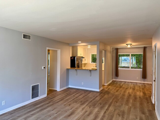 14701 Dickens St in Los Angeles, CA - Building Photo - Building Photo