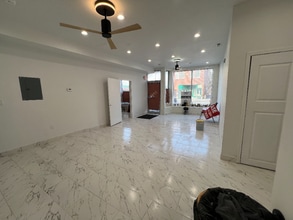 7935 Ogden Ave in Lyons, IL - Foto de edificio - Building Photo