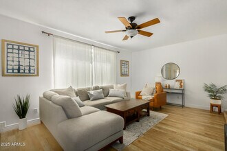 8490 E Chaparral Rd in Scottsdale, AZ - Foto de edificio - Building Photo