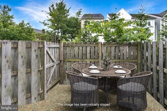 273 S Pickett St, Unit 101 in Alexandria, VA - Foto de edificio - Building Photo