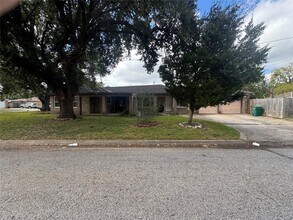 702 Robin Cir in Pasadena, TX - Building Photo - Building Photo