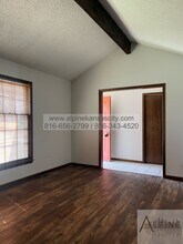 10506 NW 57 St in Parkville, MO - Building Photo - Building Photo
