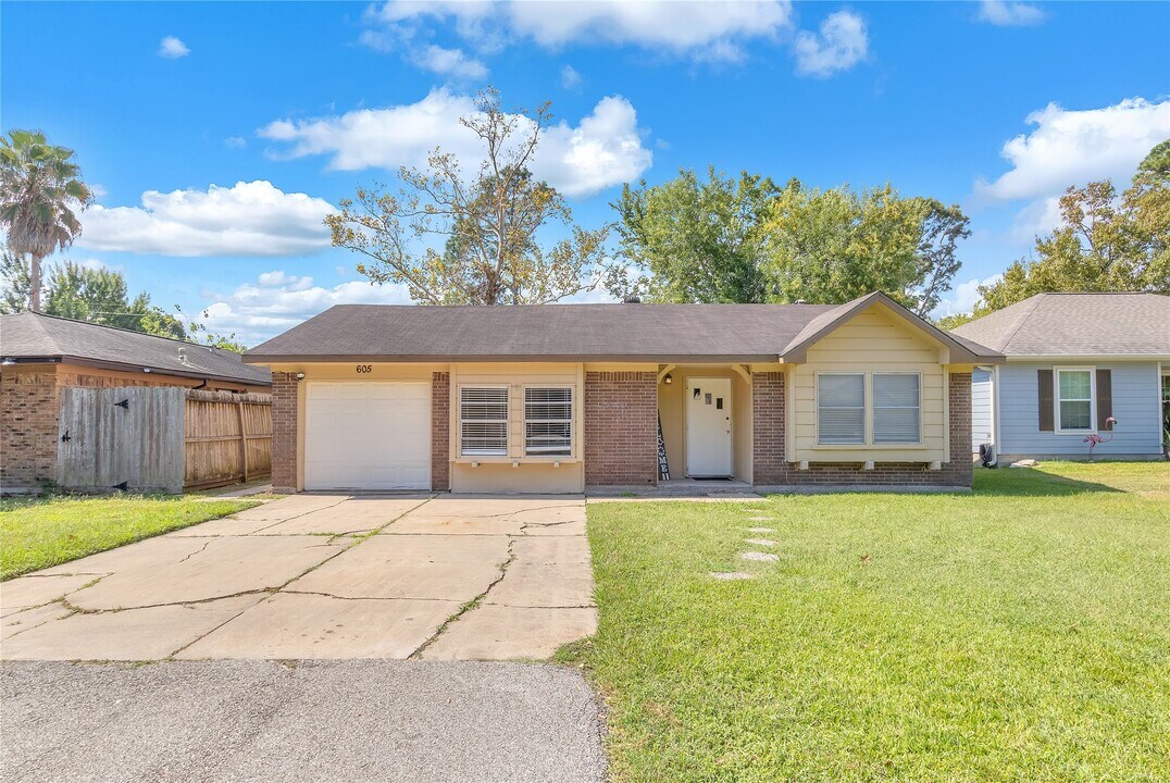 605 David Ave in League City, TX - Building Photo