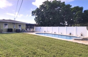 726 SW 4th Terrace in Dania Beach, FL - Building Photo - Building Photo