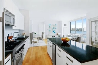 46 Center Blvd in Queens, NY - Building Photo - Building Photo