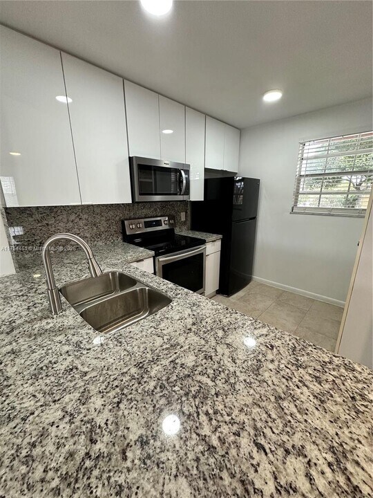 10445 NW 8th St in Pembroke Pines, FL - Building Photo