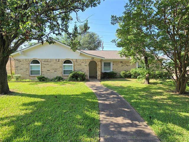 1000 Springdale Rd in Bedford, TX - Building Photo