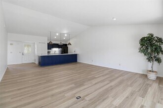 100 Bay Point Dr in Horseshoe Bay, TX - Building Photo - Building Photo