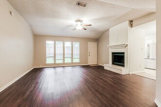 18606 Hiddenbay Way in Spring, TX - Building Photo - Building Photo