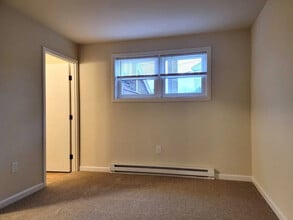 675 E Main St, Unit B2 in Ephrata, PA - Foto de edificio - Building Photo