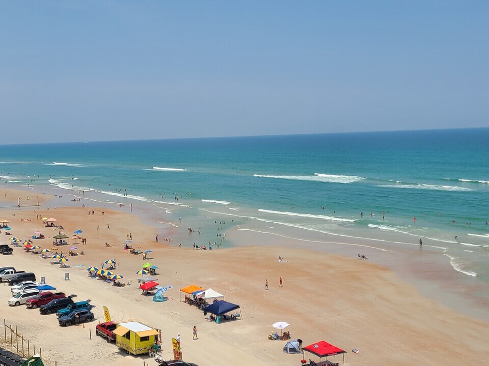 3797 S Atlantic Ave in Daytona Beach Shores, FL - Building Photo