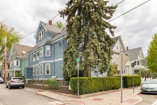 24 Walden St, Unit 2 in Cambridge, MA - Foto de edificio - Building Photo