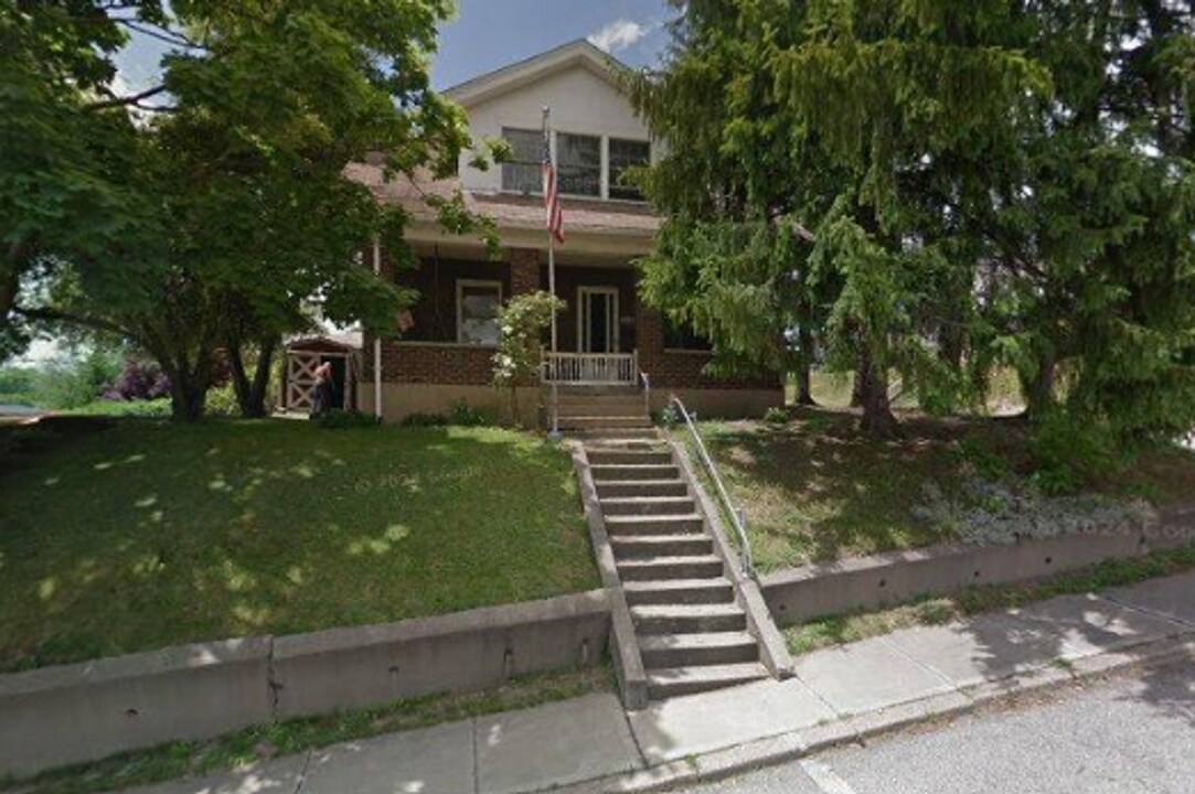 800 Burbridge St in McKeesport, PA - Building Photo
