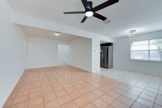 2413 Woodgate St in Houston, TX - Foto de edificio - Building Photo