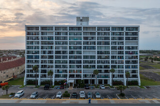 By the Sea Condominiums in Galveston, TX - Foto de edificio - Building Photo