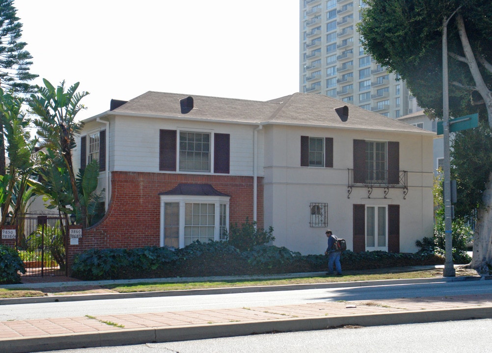 Shirley Court in Beverly Hills, CA - Building Photo