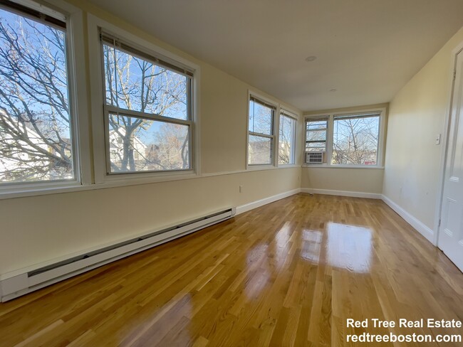 2572 Massachusetts Ave, Unit 1 in Cambridge, MA - Building Photo - Building Photo