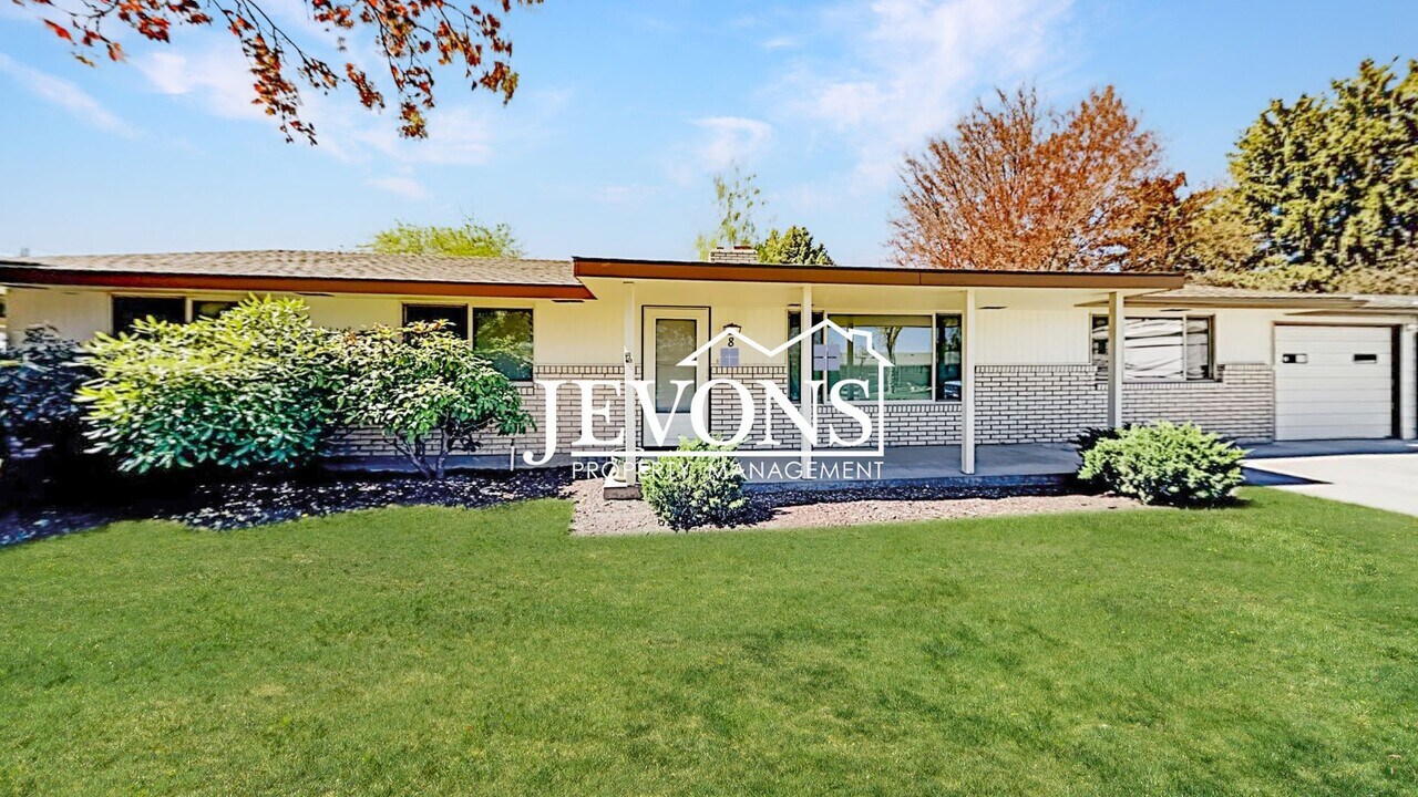 8 N 59th Ave in Yakima, WA - Building Photo