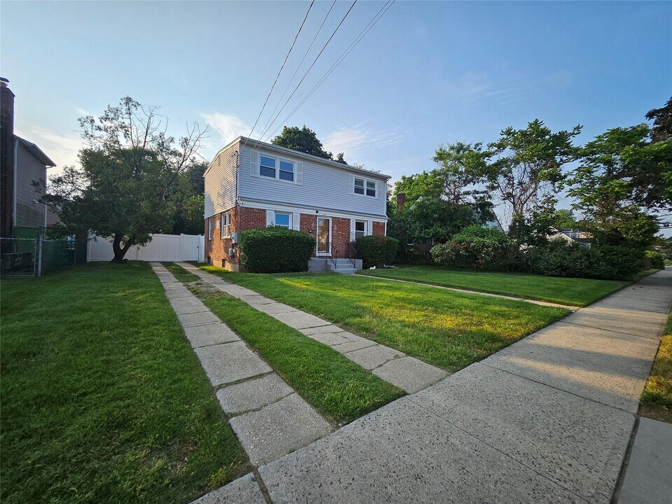 1571 Powers Ave in East Meadow, NY - Building Photo