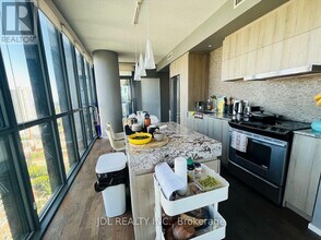 101 Charles St E in Toronto, ON - Building Photo - Building Photo