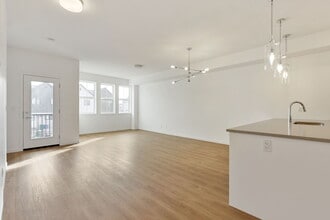 61 S Pt Mnr SW in Airdrie, AB - Building Photo - Building Photo